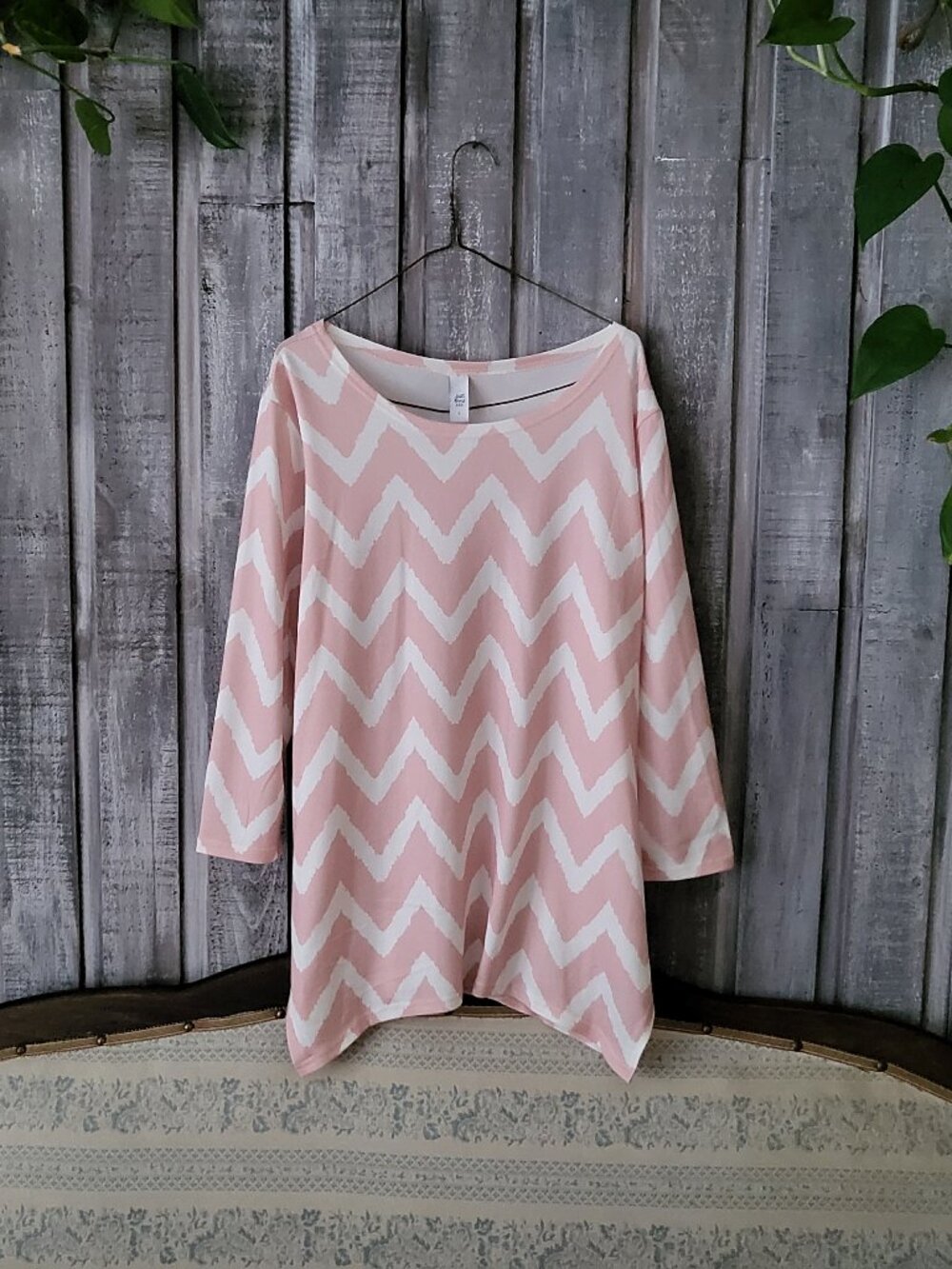 JUST ANNA Women's Chevron Print Sharkbite Hem Tunic Top Size L Pink White